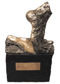 Priset är en statyett av en fot som tar ett steg framåt